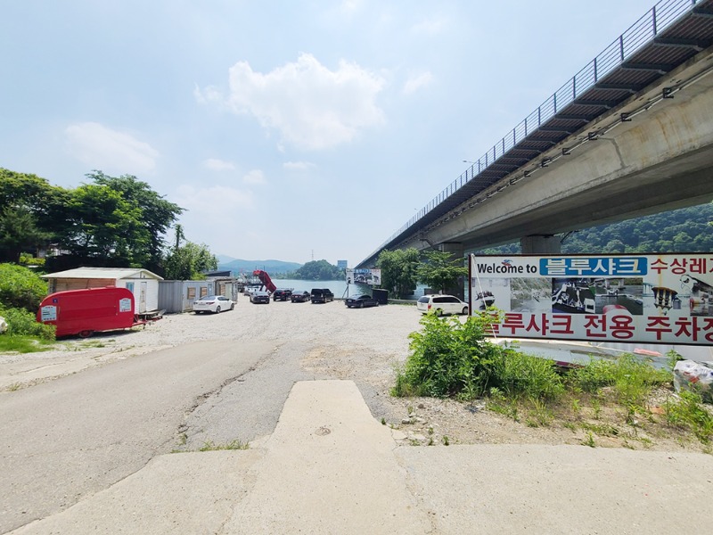 블루샤크주차장1.jpg